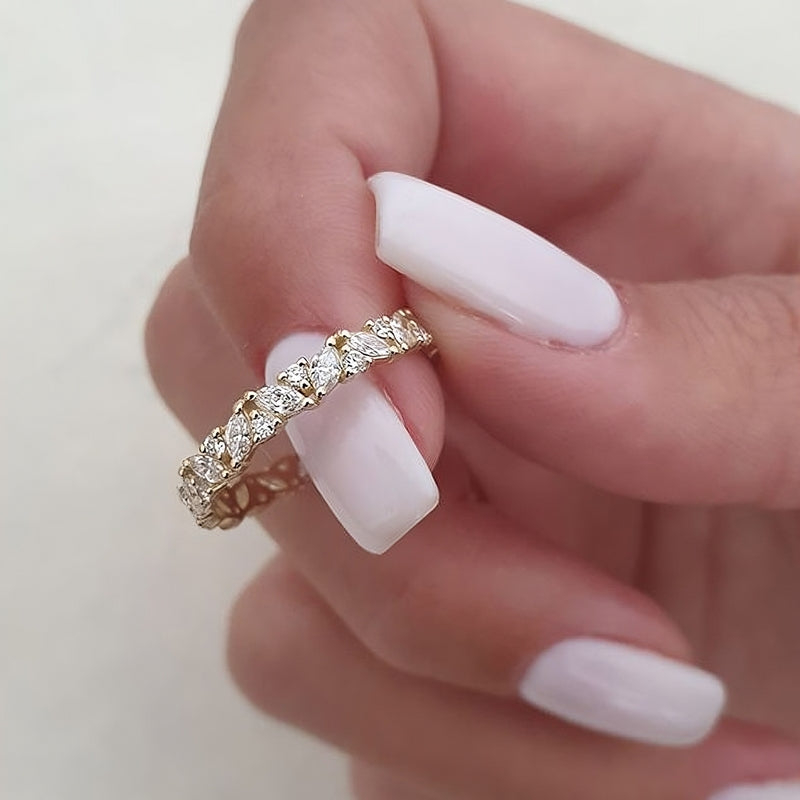 Exquisite Sparkle – 925 Sterling Silver Gold-Plated Ring | Inlaid with Zircon Lobes