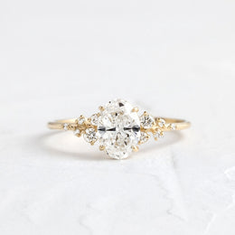 خاتم فضة استرلينية 925 مطلي بالذهب | بحجر زركون بيضاوي وحبيبات زركون براقة